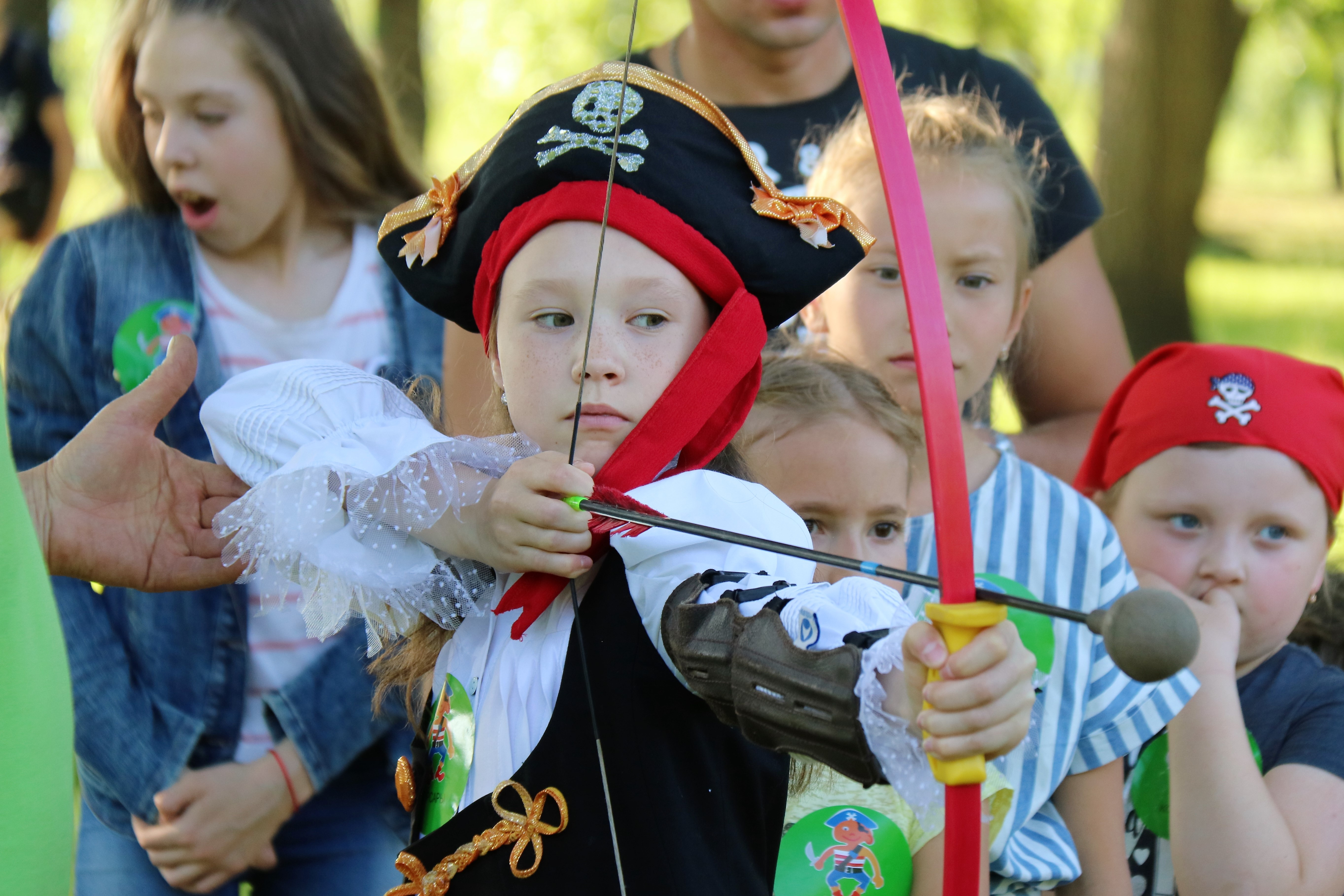 Мая сценарий детского праздника. Пираты детский праздник. Дети пираты. Дети играют в пиратов. Игра в пиратов для детей.